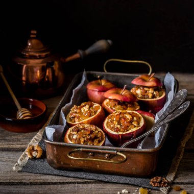 Ceviz ve sultanla doldurulmuş fırınlanmış elmalar, kare.