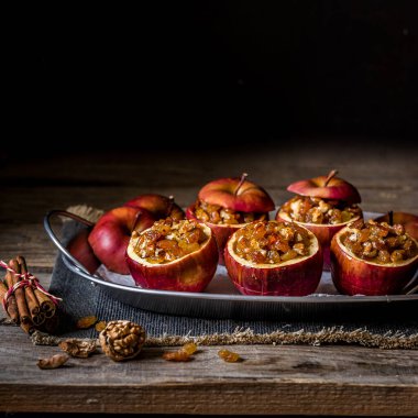 Ceviz ve sultanla doldurulmuş fırınlanmış elmalar, kare, metin için kopyalama alanı