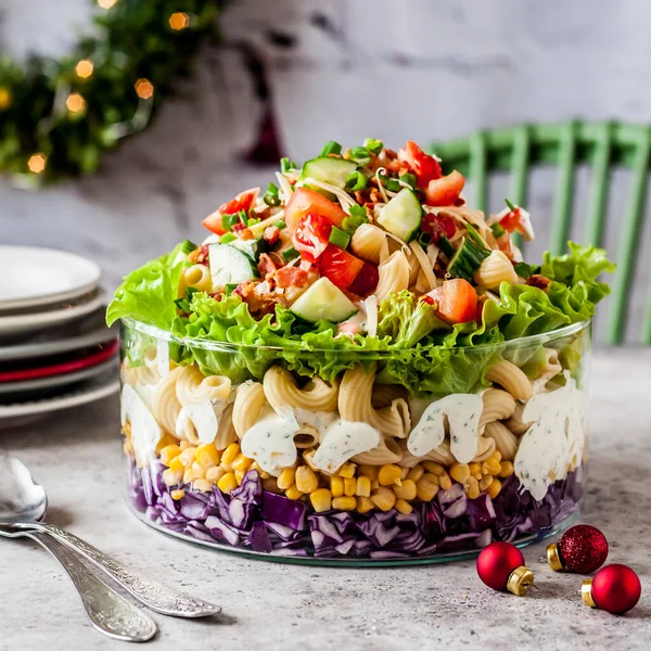 Salade Pâtes Noël Couches Avec Chou Rouge Maïs Tomate Concombre — Photo