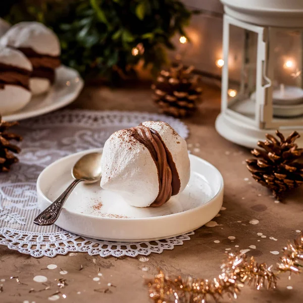 Enorme Merengue Beijos Sandwiched Com Chocolate Cremoso Enchimento Quadrado — Fotografia de Stock