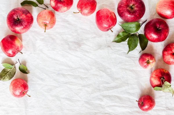 Manzanas Rojas Maduras Con Hojas Fondo Tela Blanca Arrugada Espacio — Foto de Stock