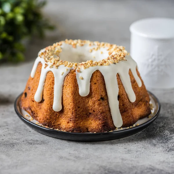 Christmas Bundt Фруктовий Торт Замороженими Порізаними Мигдалями Квадрат — стокове фото