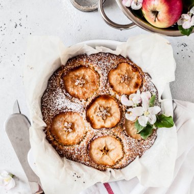 Elma Dilimli Elmalı Kek Bahar Çiçekleri ile süslenmiş, kare