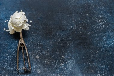 Eriyen Vanilyalı Dondurma Topu Mavi Arkaplanda Paslanmaz Çelik Kaşık Kepçesi, metin alanınız için kopyala