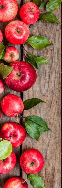 Manzanas Rojas Maduras Con Hojas Fondo Madera Vieja Pancarta — Foto de Stock