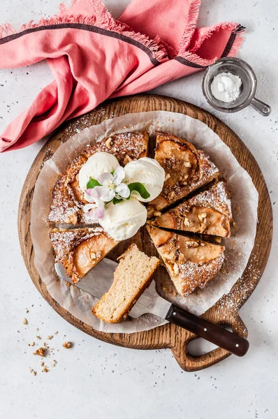 Gâteau Aux Pommes Avec Tranches Pomme Sur Dessus Servi Avec Photos De Stock Libres De Droits