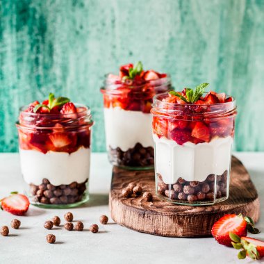 Kavanozda Çilekli Yunan Yoğurdu, Bal ve Mısır Gevreği, kare