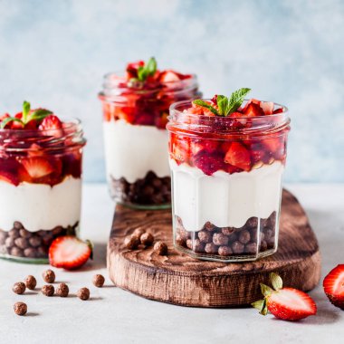 Kavanozda Çilekli Yunan Yoğurdu, Bal ve Mısır Gevreği, kare