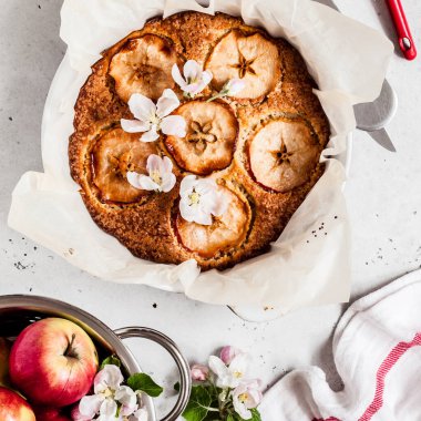 Elma Dilimli Elmalı Kek Bahar Çiçekleri ile süslenmiş, kare