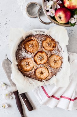 Üstünde Elma Dilimleri olan Elmalı Kek, metnin için boşluk kopyala