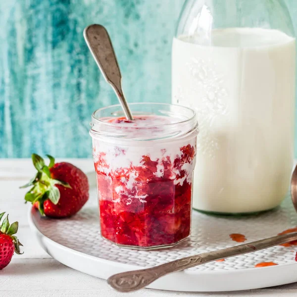 Verse Aardbeien Met Melk Een Pot Vierkant — Stockfoto