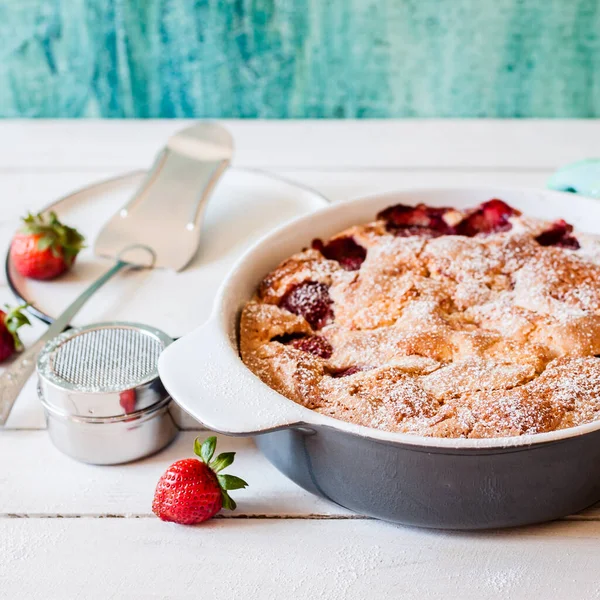 Verse Aardbeientaart Gebakken Keramische Pan Vierkant — Stockfoto