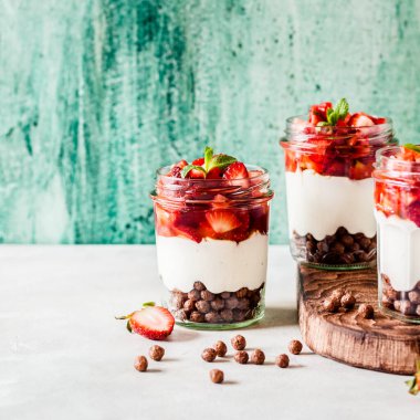 Kavanozda Çilekli Yunan Yoğurdu, Bal ve Mısır Gevreği, kare