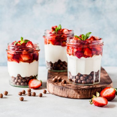 Kavanozda Çilekli Yunan Yoğurdu, Bal ve Mısır Gevreği, kare