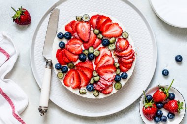 Yaz Çileği ve Yabanmersini Pişirilmemiş Cheesecake