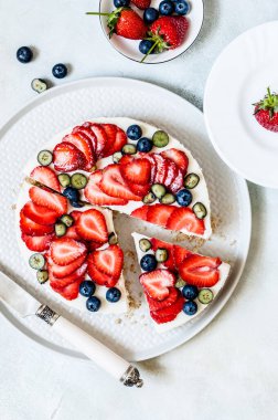 Yaz Çileği ve Yabanmersini Pişirmesiz Cheesecake, metin için boşluk kopyala