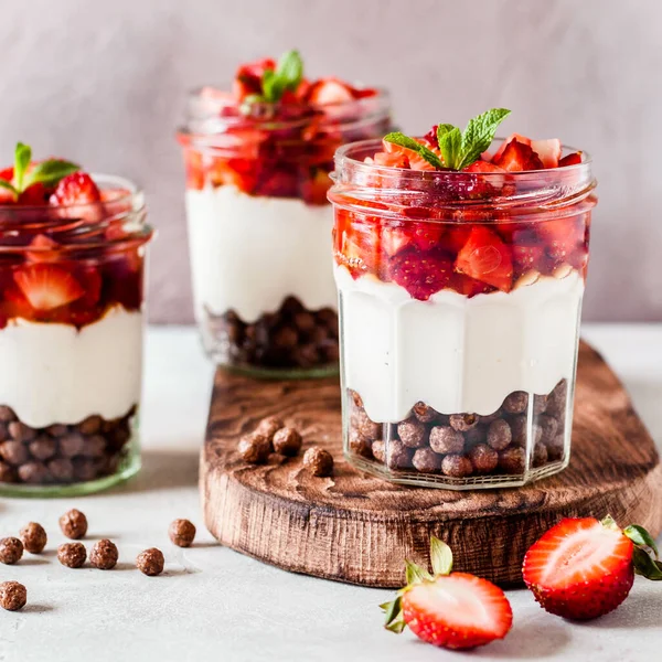 Kavanozda Çilekli Yunan Yoğurdu, Bal ve Mısır Gevreği, kare