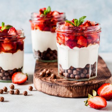 Kavanozda Çilekli Yunan Yoğurdu, Bal ve Mısır Gevreği, kare