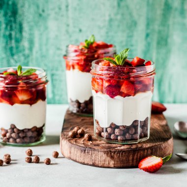 Kavanozda Çilekli Yunan Yoğurdu, Bal ve Mısır Gevreği, kare