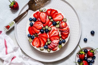 Yaz Çileği ve Yabanmersini Pişirilmemiş Cheesecake