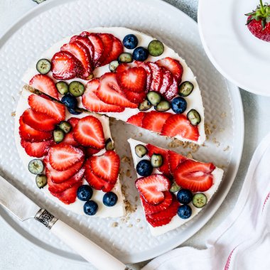 Yaz Çileği ve Yabanmersini Pişirilmemiş Cheesecake, kare