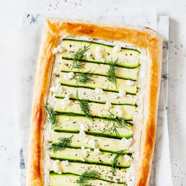 Dill 'li Puff Pastalı Kabak ve Peynirli Turta.