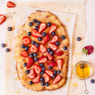 Taze çilekli yaz çöreği, yabanmersini ve bal, bağımsızlık bayrağının renkleri 4 Temmuz, kare