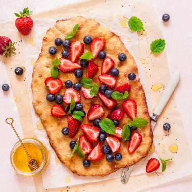 Taze çilekli yaz çöreği, yabanmersini ve bal, bağımsızlık bayrağının renkleri 4 Temmuz, kare