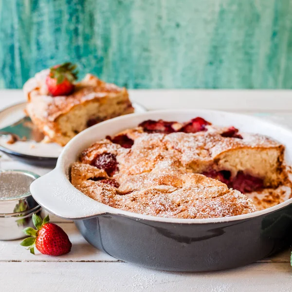 Pastel Fresa Fresca Rodajas Horneado Sartén Cerámica Cuadrado — Foto de Stock