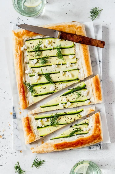 Puff Bakverk Zucchini Och Ost Tårta Med Dill Stockfoto