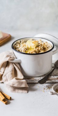 Tarçınlı Eski Moda Yulaf lapası. Soslu eritilmiş tereyağı ve üzerine doğranmış badem fındık, afiş, metin için kopyalama alanı.