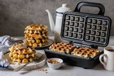 Waffle makinesinde pişirilen gözlemeler, kare.