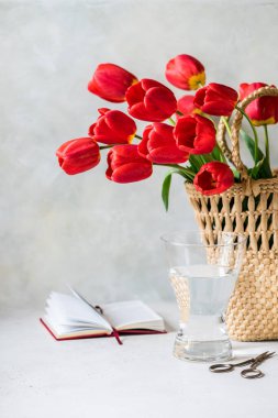 Sepette bir sürü kırmızı lale çiçeği, metin için boşluk kopyala