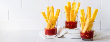 Domates sosu, afiş ve metin için kopyalama alanı ile birlikte gözlüklü Polenta Chips servisi