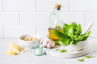 Pesto İçindekiler: Taze fesleğen, çam fıstığı, zeytinyağı ve peynir, metin için kopyalama alanı