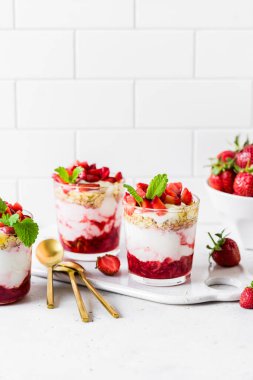 Çilekli taze yoğurt, müsli ve bal, sağlıklı yaz kahvaltısı, metnin için kopya alanı