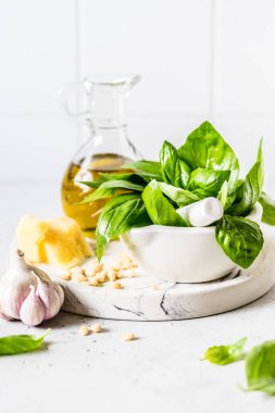 Pesto İçindekiler: Taze fesleğen, çam fıstığı, zeytinyağı ve peynir, metin için kopyalama alanı