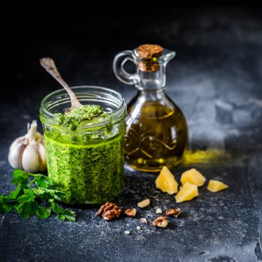 Taze maydanoz ve içindekilerle ceviz ezmesi sosu, kare.