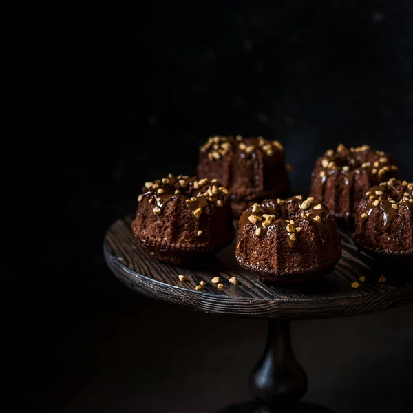 Mini Torte Cioccolato Condite Con Ghiaccio Cacao Noci Tritate Quadrate — Foto Stock