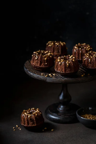 Mini Schokoladenkuchen Mit Kakaozuckerguss Und Gehackten Nüssen Kopieren Sie Platz — Stockfoto