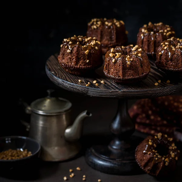 Mini Schokoladenkuchen Mit Kakaozuckerguss Und Gehackten Nüssen Quadratisch — Stockfoto