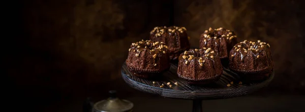 Mini Chocolate Bundt Cakes Garniert Mit Kakao Zuckerguss Und Gehackten — Stockfoto