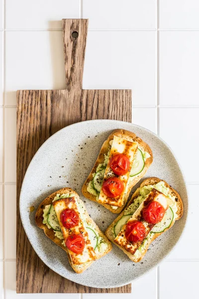 Abacate Queijo Frito Pepino Fresco Torradas Tomate Assado Espaço Cópia — Fotografia de Stock