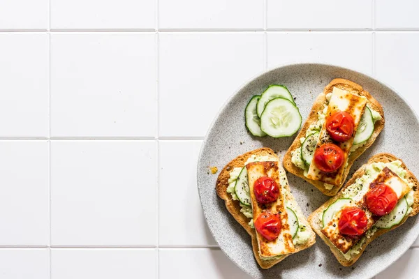 Abacate Queijo Frito Pepino Fresco Torradas Tomate Assado Espaço Cópia — Fotografia de Stock