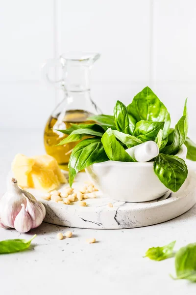 Pesto Zutaten Frisches Basilikum Pinienkerne Olivenöl Und Käse Kopieren Sie — Stockfoto