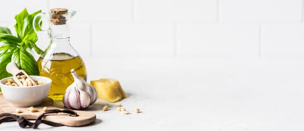 Pesto Sauce Mit Zutaten Frisches Basilikum Pinienkerne Knoblauch Und Käse — Stockfoto