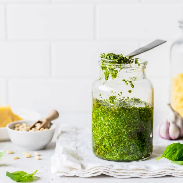 Salsa Pesto Con Ingredientes Albahaca Fresca Piñones Aceite Oliva Queso — Foto de Stock