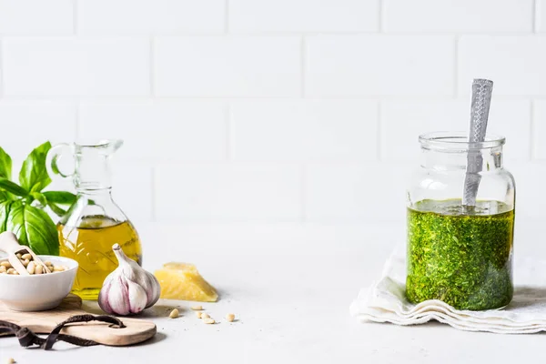 Salsa Pesto Con Ingredientes Albahaca Fresca Piñones Aceite Oliva Queso — Foto de Stock