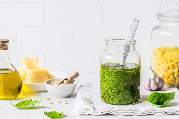 Salsa Pesto Con Ingredientes Albahaca Fresca Piñones Aceite Oliva Queso — Foto de Stock