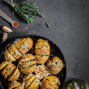 Kavrulmuş Paprika ve Kekikli Hasselback Patates, kare.